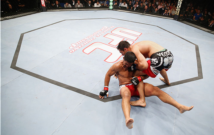 BERLIN, GERMANY - MAY 31: Gegard Mousasi (R) puts Mark Munoz in a choke hold to win the Gegard Mousasi vs. Mark Munoz match at UFC Fight Night Berlin event at O2 World on May 31, 2014 in Berlin, Germany. (Photo by Boris Streubel/Zuffa LLC/Zuffa LLC via Ge