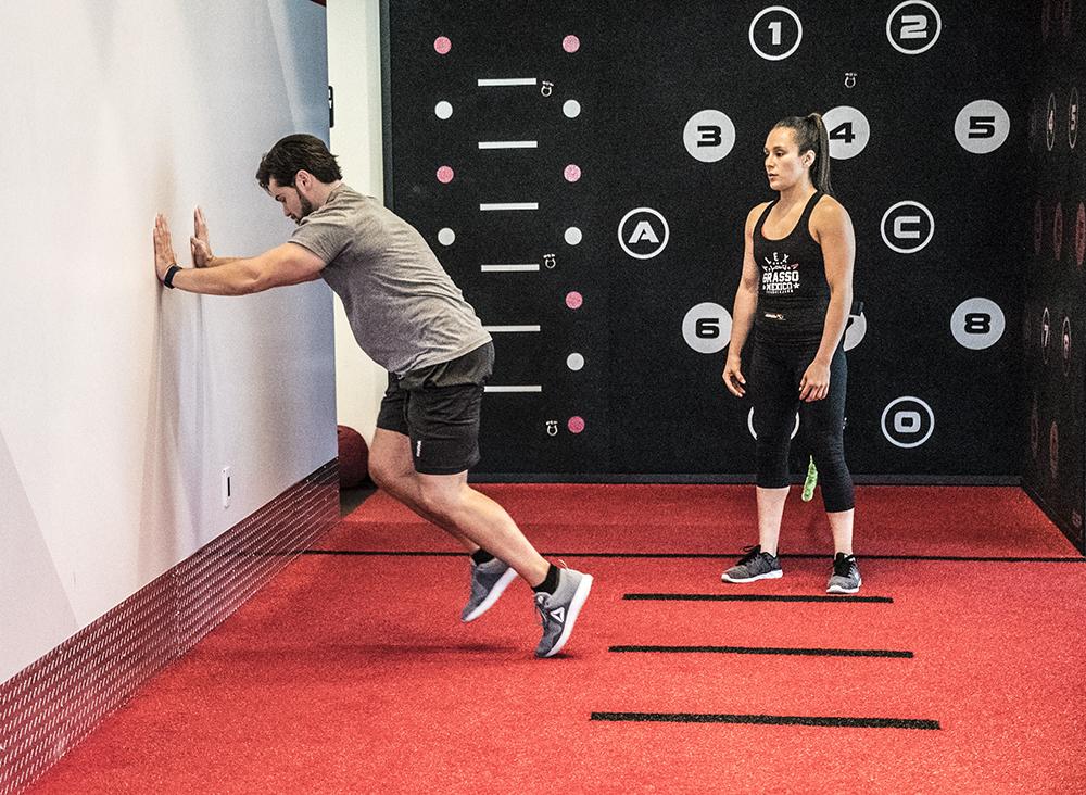 Alexa Grasso durante recuperación en el UFC Performance Institute
