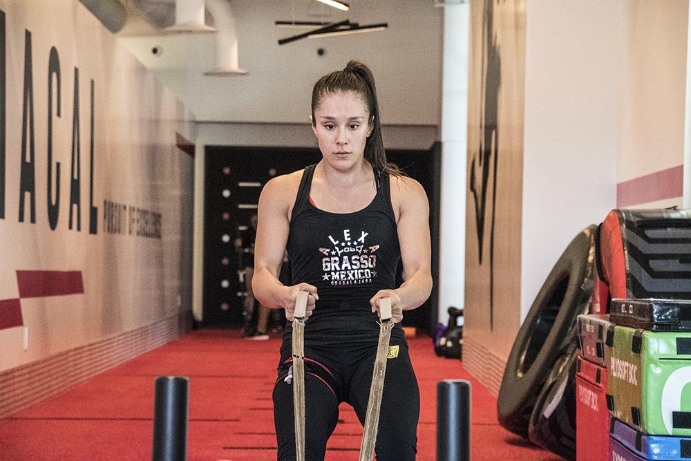 Alexa Grasso durante recuperación en el UFC Performance Institute