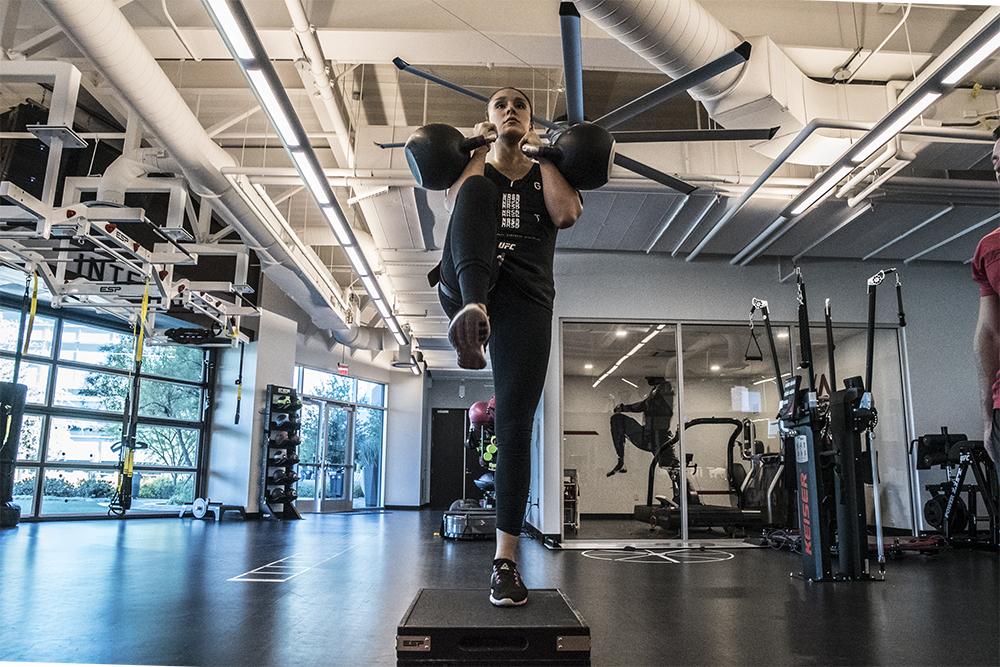 Alexa Grasso durante recuperación en el UFC Performance Institute