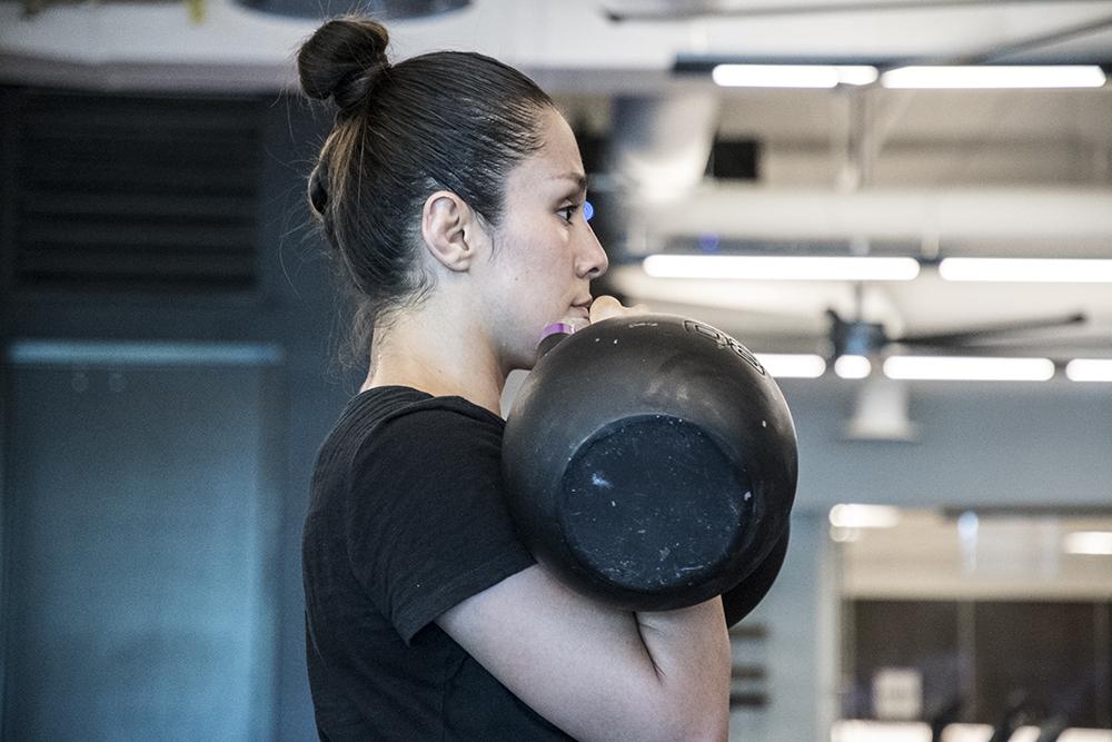 Alexa Grasso durante recuperación en el UFC Performance Institute