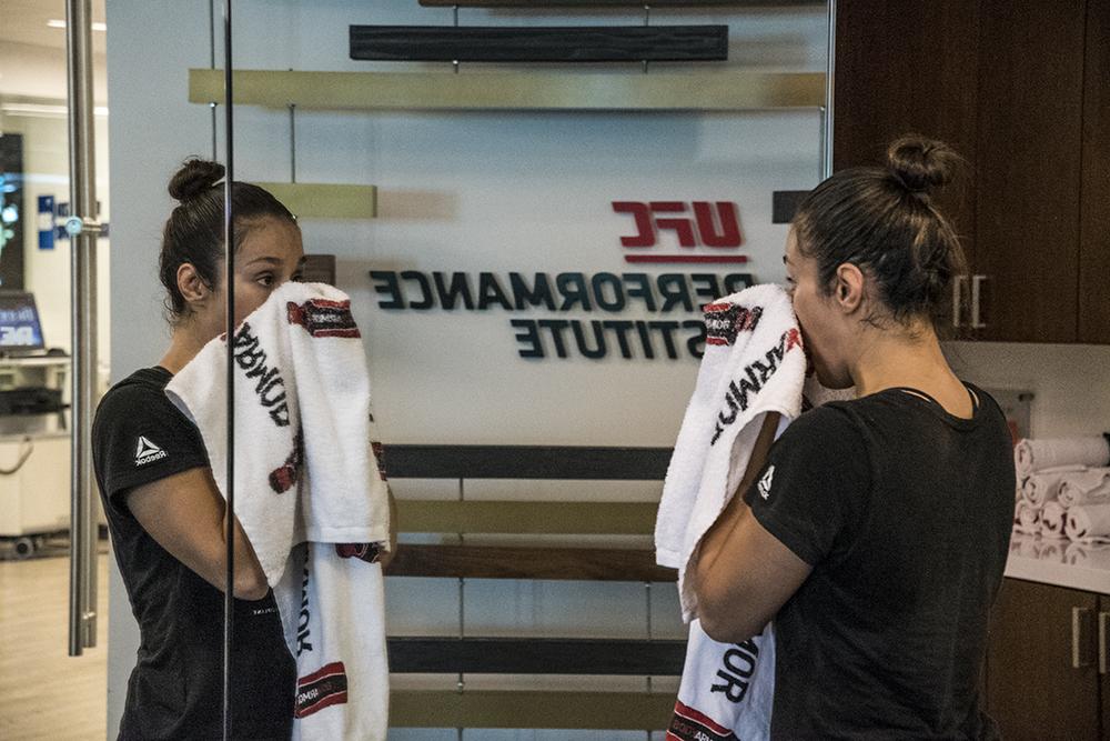 Alexa Grasso durante recuperación en el UFC Performance Institute