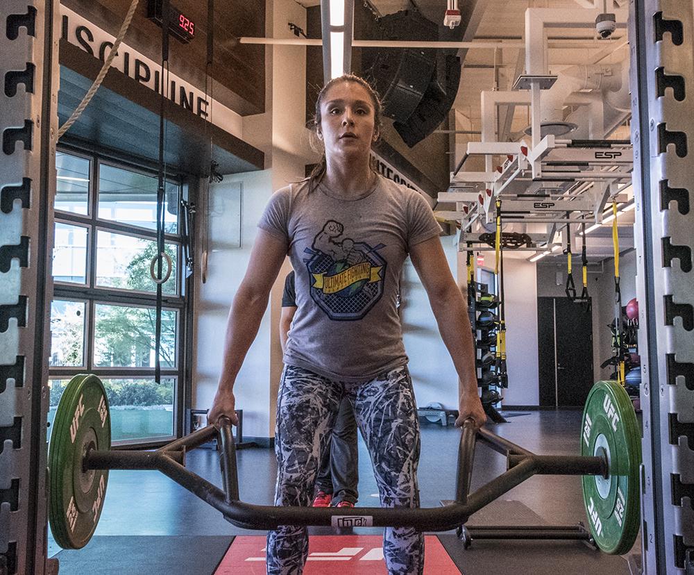 Alexa Grasso durante recuperación en el UFC Performance Institute