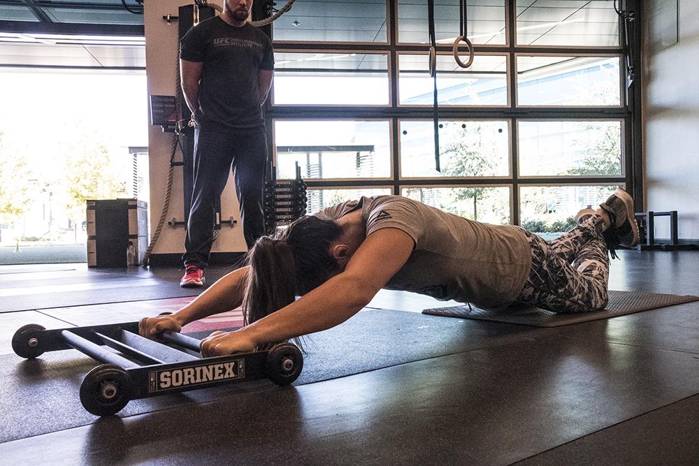 Alexa Grasso durante recuperación en el UFC Performance Institute
