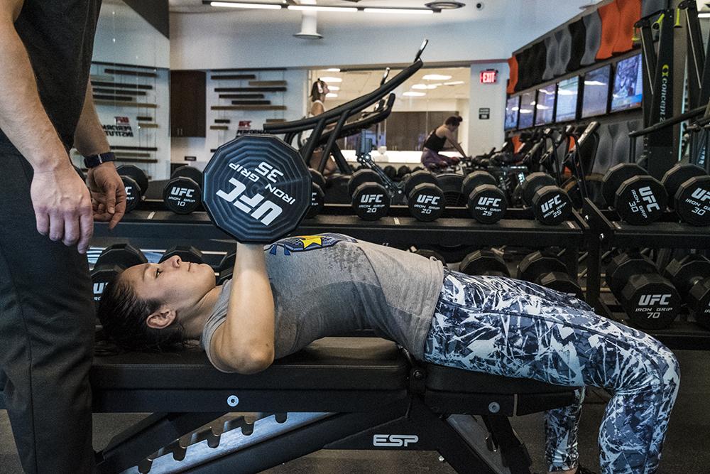 Alexa Grasso durante recuperación en el UFC Performance Institute