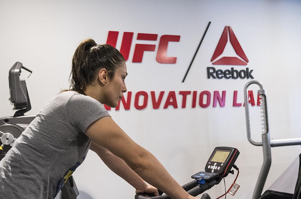 Alexa Grasso durante recuperación en el UFC Performance Institute