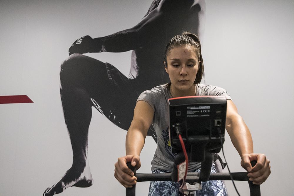 Alexa Grasso durante recuperación en el UFC Performance Institute