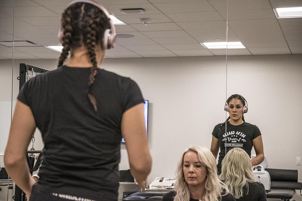 Alexa Grasso durante recuperación en el UFC Performance Institute