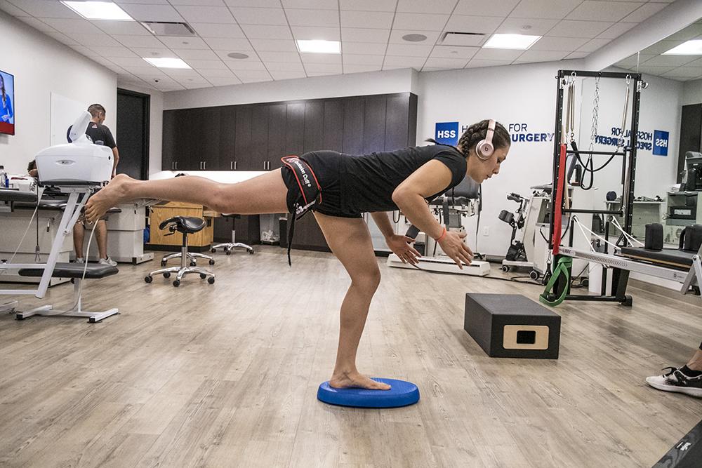 Alexa Grasso durante recuperación en el UFC Performance Institute