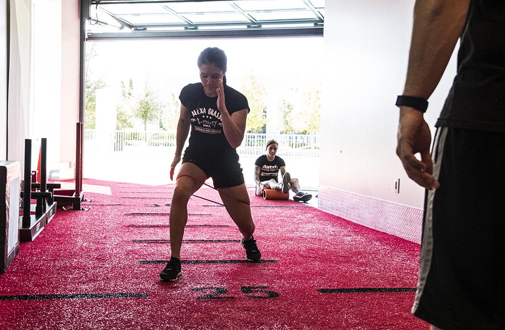 Alexa Grasso durante recuperación en el UFC Performance Institute