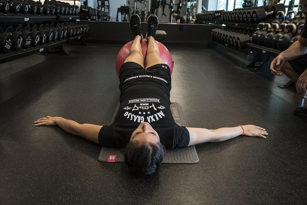 Alexa Grasso durante recuperación en el UFC Performance Institute