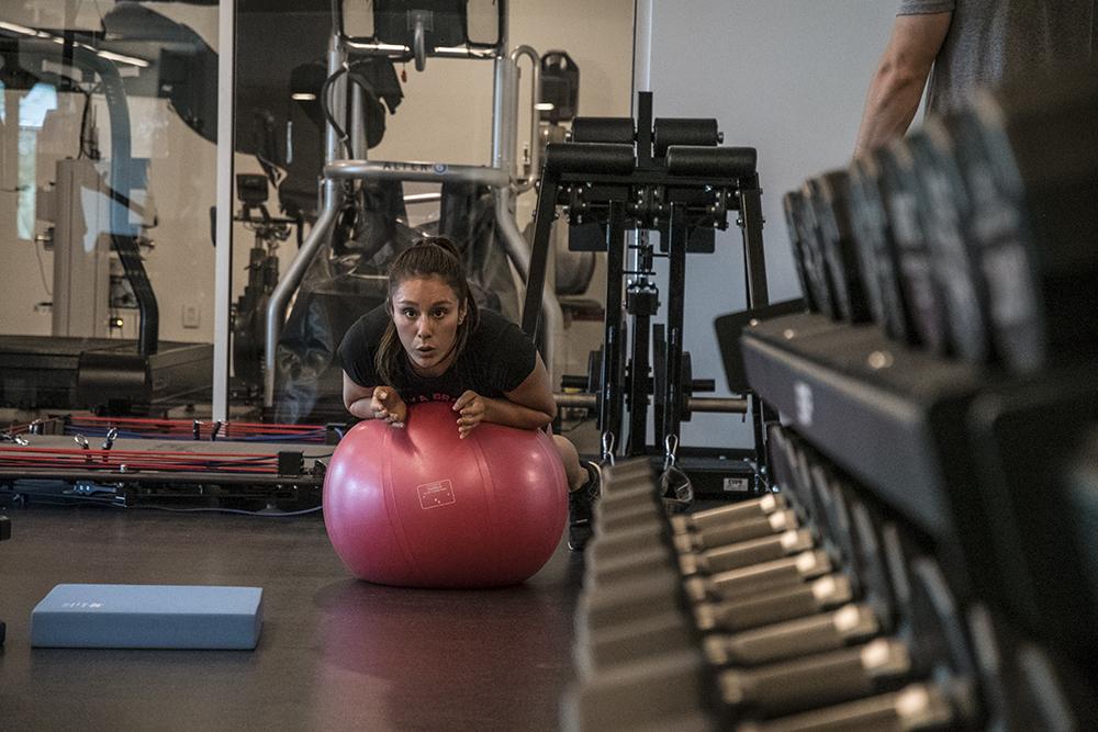 Alexa Grasso durante recuperación en el UFC Performance Institute