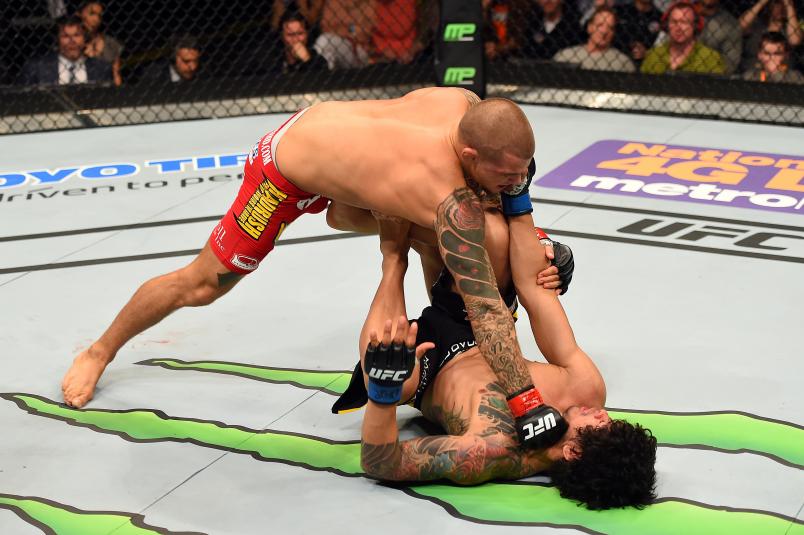 Dustin Poirier’s first lightweight bout since 2010 was a successful one, as the former featherweight contender got acclimated to his new UFC weight class with a first round stoppage of Diego Ferreira. Ferreira came out fast and the two immediately began trading punches with Poirier landing a couple hard blows. Ferreira proceeded to clinch with Poirier against the fence briefly, and after breaking, the exchanges began again, both fighters getting in their share of shots. With under two minutes left, Poirier