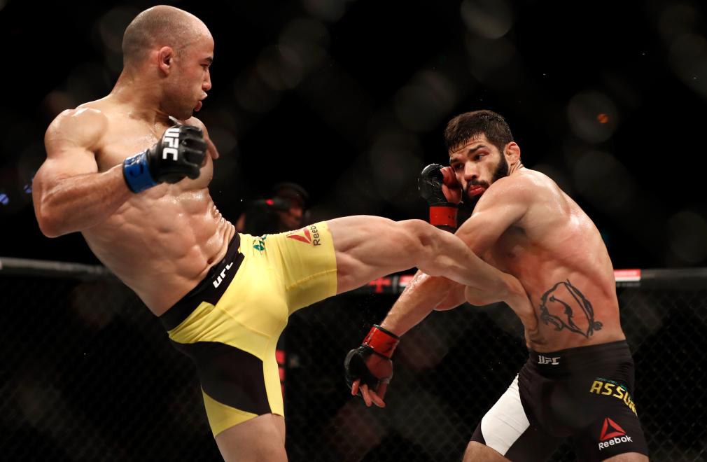RIO DE JANEIRO, BRAZIL - JUNE 03: (L-R) Marlon Moraes kicks Raphael Assuncao of Brazil in their bantamweight bout during the UFC 212 event at Jeunesse Arena on June 3, 2017 in Rio de Janeiro, Brazil. (Photo by Buda Mendes/Zuffa LLC/Zuffa LLC via Getty Images)