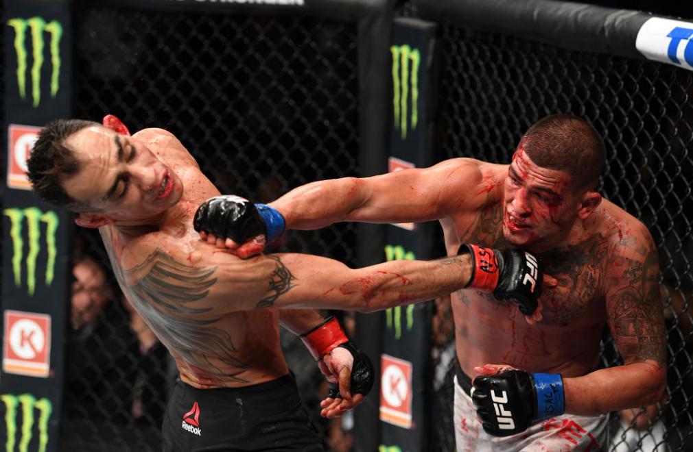 LAS VEGAS, NV - OCTOBER 06: Anthony Pettis punches Tony Ferguson in their lightweight bout during the UFC 229 event inside T-Mobile Arena on October 6, 2018 in Las Vegas, Nevada. (Photo by Josh Hedges/Zuffa LLC/Zuffa LLC)